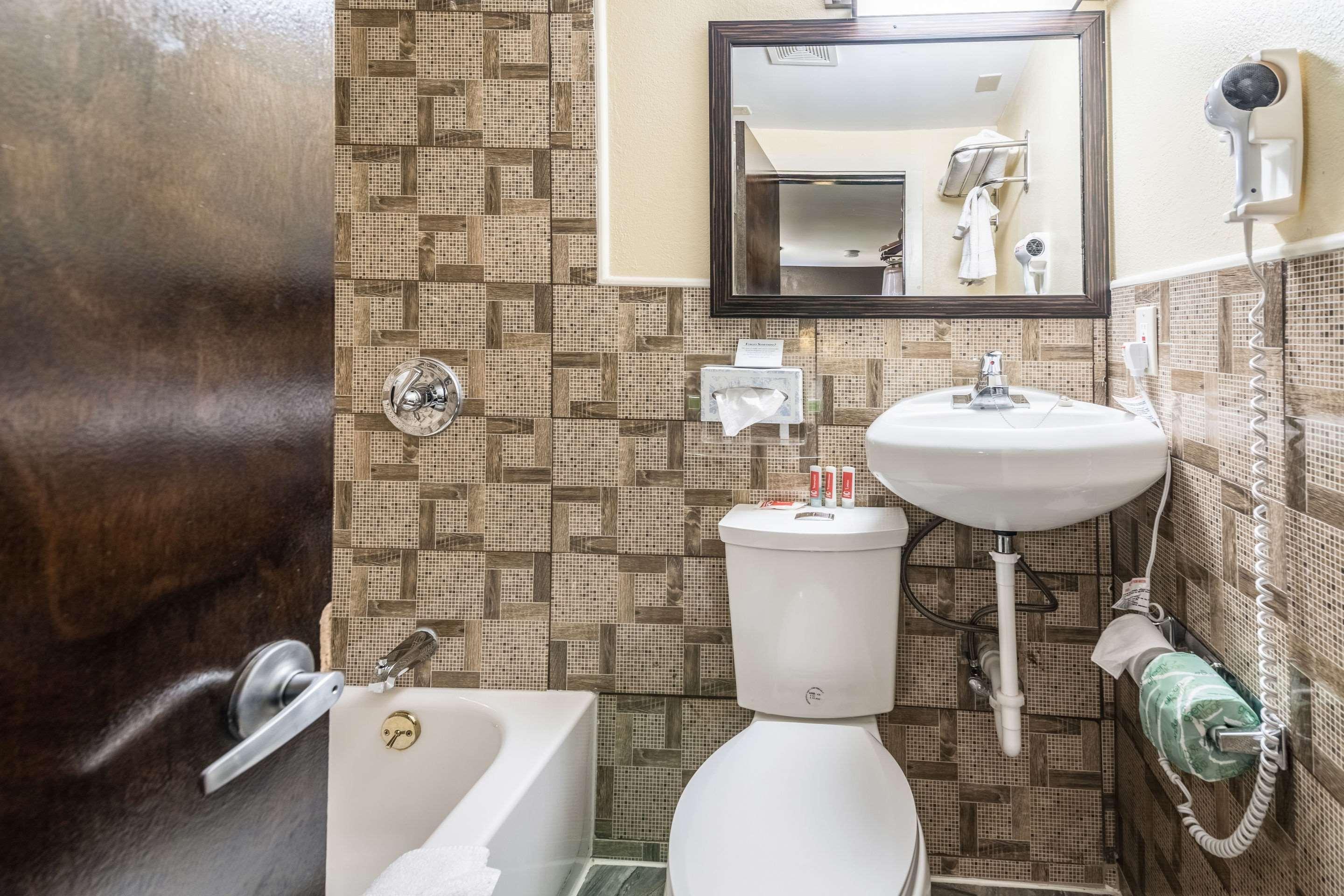 Econo Lodge Rutland City Near Hwy 7 Bagian luar foto